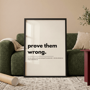 Motiverende plakat med teksten prove them wrong i minimalistisk sort typografi.