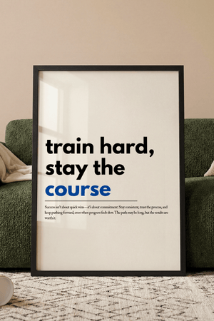 Motiverende plakat med citatet train hard stay the course i minimalistisk typografi.