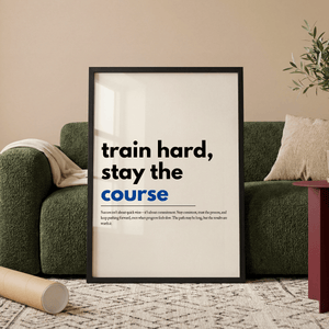 Motiverende plakat med citatet train hard stay the course i minimalistisk typografi.