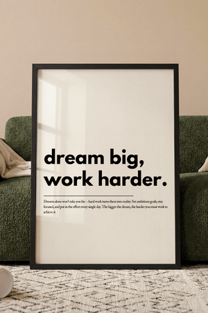 Motiverende plakat med teksten dream big work harder i minimalistisk sort typografi.