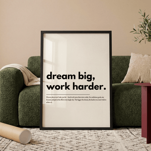 Motiverende plakat med teksten dream big work harder i minimalistisk sort typografi.