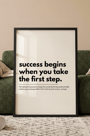 Motiverende plakat med citatet success begins when you take the first step i minimalistisk typografi.