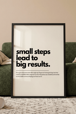 Motiverende plakat med teksten small steps lead to big results i minimalistisk sort typografi.