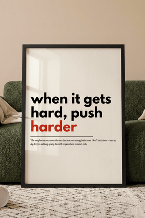Motiverende plakat med citatet when it gets hard push harder i minimalistisk typografi.