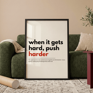 Motiverende plakat med citatet when it gets hard push harder i minimalistisk typografi.