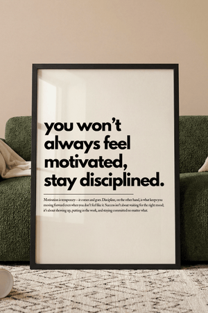 Motiverende plakat med citatet you won't always feel motivated stay disciplined i minimalistisk typografi.