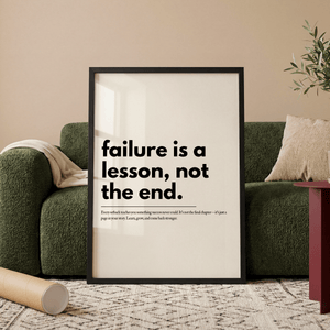 Motiverende plakat med teksten failure is a lesson not the end i minimalistisk sort typografi.