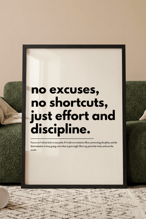 Motiverende plakat med teksten no excuses no shortcuts just effort and discipline i minimalistisk sort typografi.