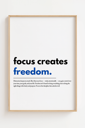 Motiverende plakat med teksten focus creates freedom hvor ordet freedom er markeret i blå.