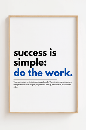 Motiverende plakat med teksten success is simple do the work hvor do the work er markeret i blå.