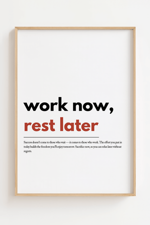 Motiverende plakat med citatet work now rest later i minimalistisk typografi.