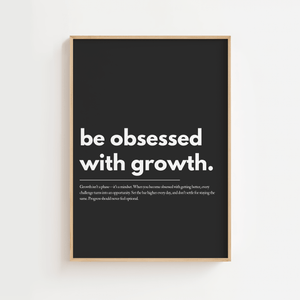 Motiverende plakat med teksten be obsessed with growth i hvid typografi på mørk baggrund.