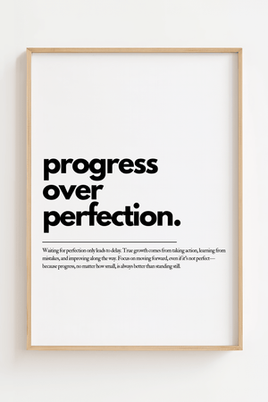 Motiverende plakat med teksten progress over perfection i minimalistisk sort typografi.