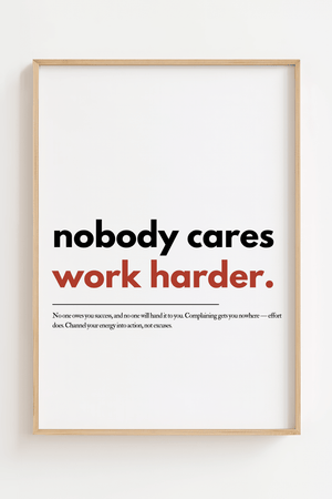 Motiverende plakat med teksten nobody cares work harder i minimalistisk typografi.