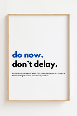 Motiverende plakat med teksten do now dont delay hvor do now er fremhævet i blå.