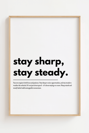 Motiverende plakat med citatet stay sharp stay steady i minimalistisk typografi.
