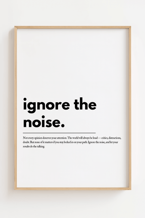 Motiverende plakat med teksten ignore the noise i minimalistisk sort typografi.