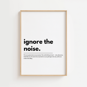 Motiverende plakat med teksten ignore the noise i minimalistisk sort typografi.