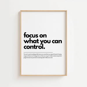 Motiverende plakat med teksten focus on what you can control i minimalistisk sort typografi.