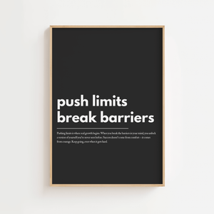 Motiverende plakat med teksten push limits break barriers i lys typografi på mørk baggrund.