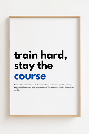 Motiverende plakat med citatet train hard stay the course i minimalistisk typografi.