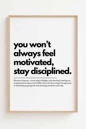 Motiverende plakat med citatet you won't always feel motivated stay disciplined i minimalistisk typografi.