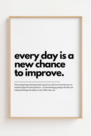 Motiverende plakat med teksten every day is a new chance to improve i minimalistisk sort typografi.