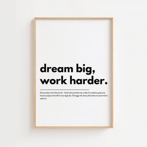 Motiverende plakat med teksten dream big work harder i minimalistisk sort typografi.