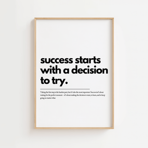 Motiverende plakat med citatet success starts with a decision to try i minimalistisk typografi.
