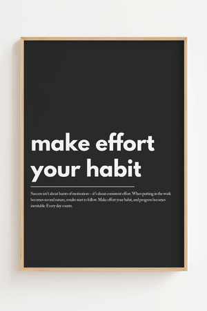 Motiverende plakat med teksten make effort your habit i lys typografi på mørk baggrund.