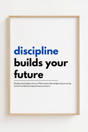 Motiverende plakat med teksten discipline builds your future hvor discipline er fremhævet i blå.