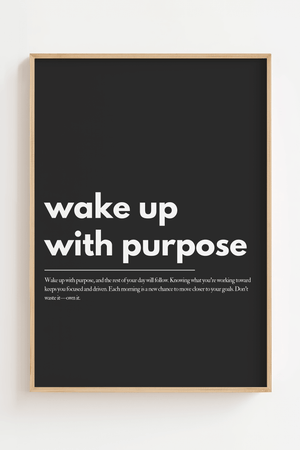 Motiverende plakat med citatet wake up with purpose i minimalistisk typografi på mørk baggrund.