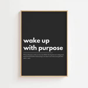 Motiverende plakat med citatet wake up with purpose i minimalistisk typografi på mørk baggrund.