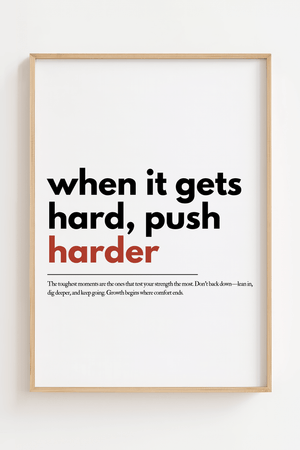 Motiverende plakat med citatet when it gets hard push harder i minimalistisk typografi.
