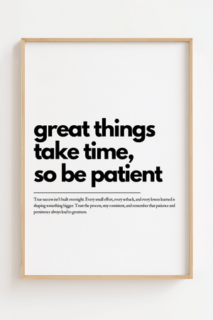 Motiverende plakat med teksten great things take time so be patient i minimalistisk sort typografi.