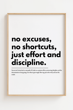 Motiverende plakat med teksten no excuses no shortcuts just effort and discipline i minimalistisk sort typografi.