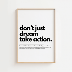 Motiverende plakat med teksten dont just dream take action i minimalistisk sort typografi.
