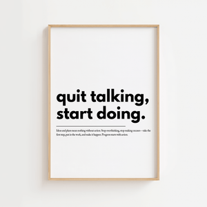 Motiverende plakat med teksten quit talking start doing i minimalistisk sort typografi.