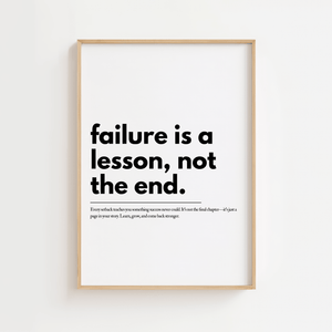 Motiverende plakat med teksten failure is a lesson not the end i minimalistisk sort typografi.