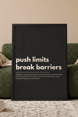 Motiverende plakat med teksten push limits break barriers i lys typografi på mørk baggrund.