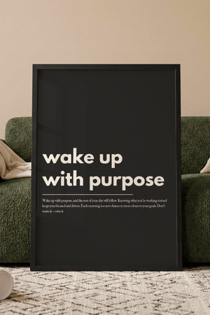 Motiverende plakat med citatet wake up with purpose i minimalistisk typografi på mørk baggrund.