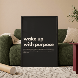 Motiverende plakat med citatet wake up with purpose i minimalistisk typografi på mørk baggrund.