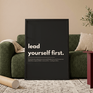 Motiverende plakat med teksten lead yourself first i lys typografi på mørk baggrund.