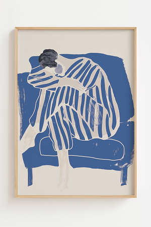 Blå Stribet Figur Plakat er et kunstnerisk og stemningsfuldt motiv med en siddende figur gengivet i blå striber 
