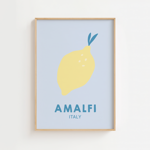 Citron fra Amalfi – Plakat er en smuk og enkel hyldest til Italiens solrige kyst. Det stilrene citronmotiv og teksten “Amalfi Italy” 
