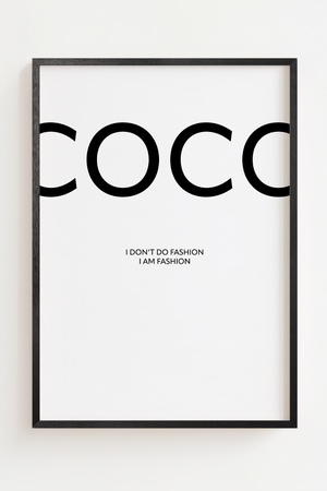 Giv dit hjem et strejf af eksklusiv elegance med denne Coco Chanel plakat med citatet "I don’t do fashion, I am fashion". Plakaten er minimalistisk, sort/hvid og perfekt til dig, der elsker mode, fashion og stilrent interiør.