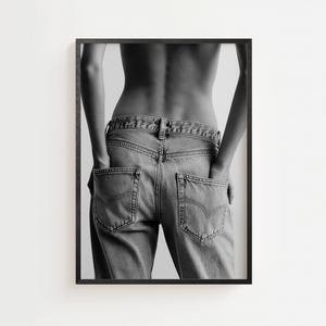 Sort/hvid modeplakat med kvinde i denimjeans fotograferet bagfra