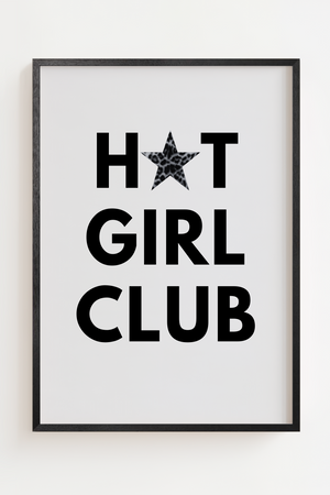 Typografisk plakat med teksten Hot Girl Club og leopardmønstret stjerne