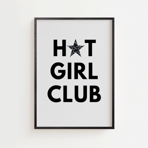 Typografisk plakat med teksten Hot Girl Club og leopardmønstret stjerne