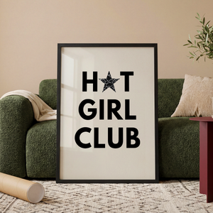 Typografisk plakat med teksten Hot Girl Club og leopardmønstret stjerne